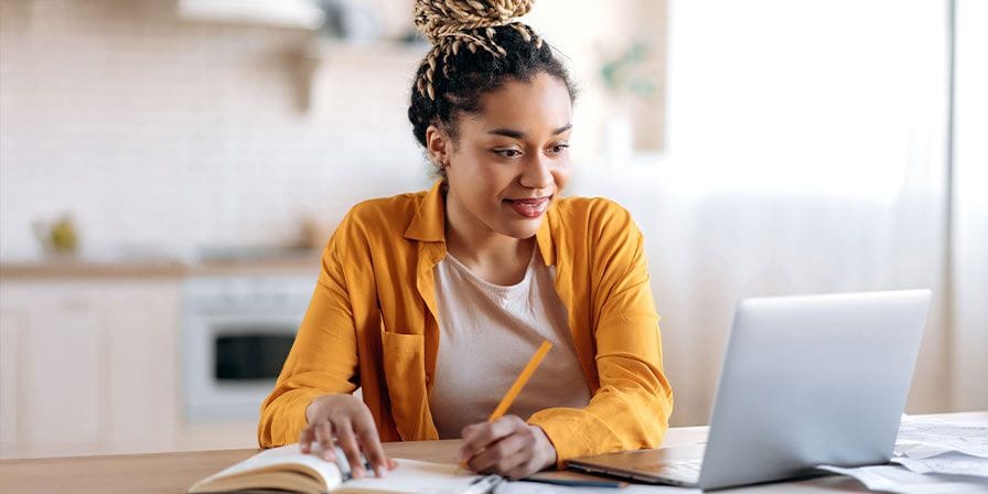 Nounou étudiante qui fait son travail de maison pendant sa garde