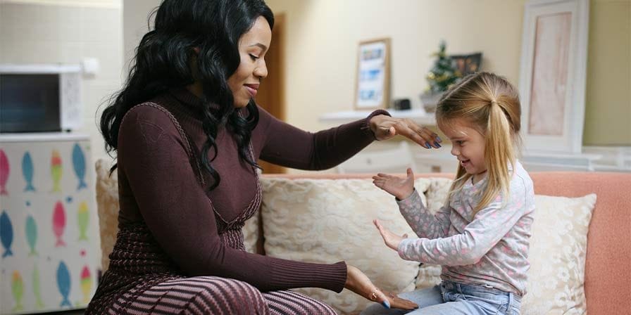 Nounou qui joue avec une petite fille
