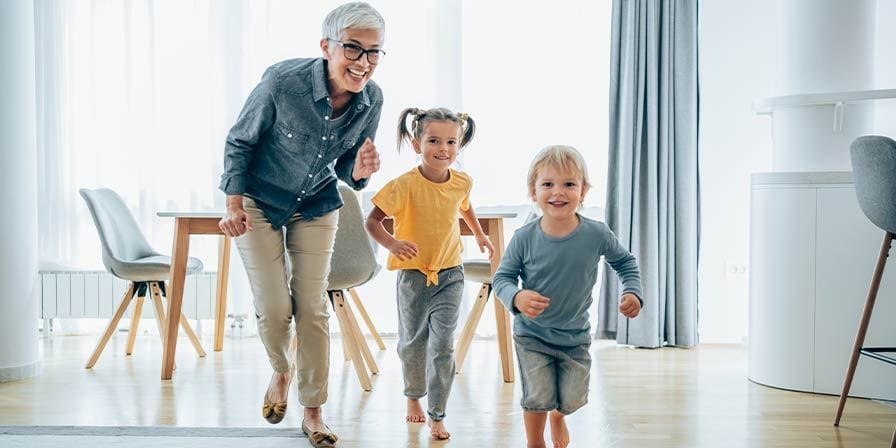 Nounou retraitée joue avec deux enfants