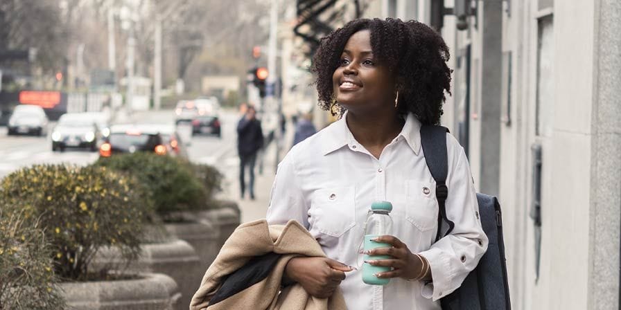 Nounou à temps partiel se rend à son lieu de travail