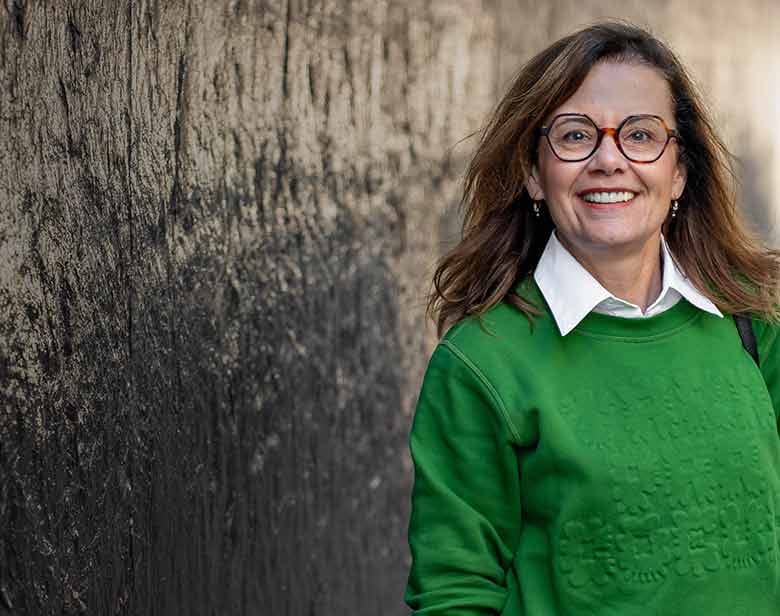 Portrait en ville d'une nounou retraitée qui sourit