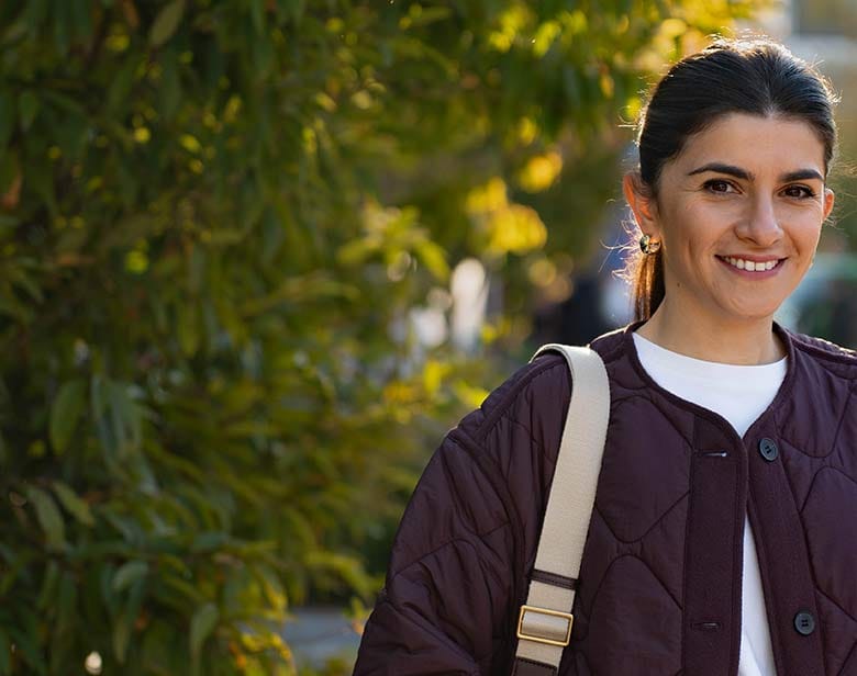 Nounou à temps partiel souriant dans un parc