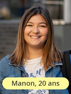 Nounou étudiante à la fac qui sourit 