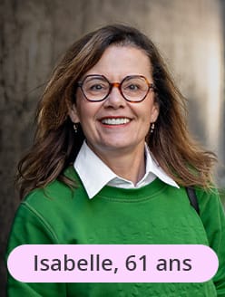 Nounou retraitée souriante face caméra en extérieur