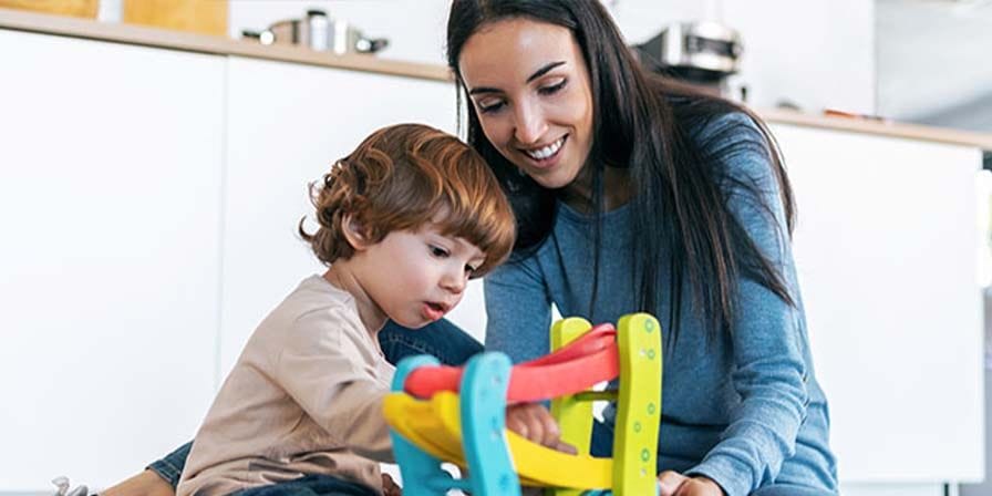 Nounou anime une activité d’éveil avec un enfant