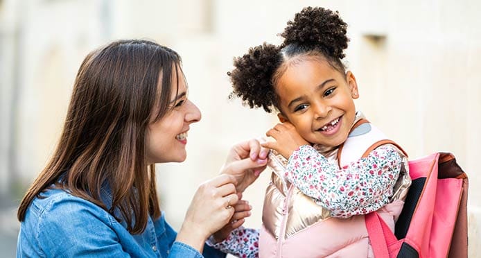Nounou récupère une petite fille à la sortie de l’école