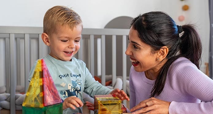 Nounou qui joue avec un petit garçon