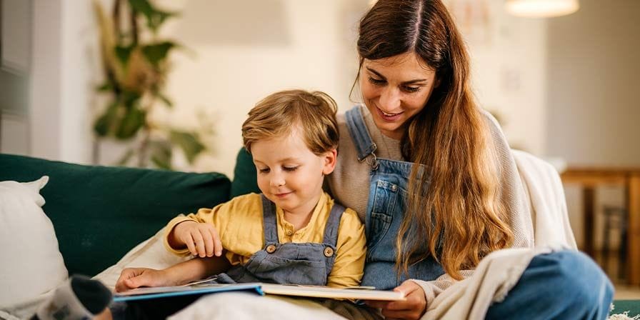 Nounou lit un livre à un enfant