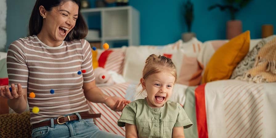 Nounou étudiante fait des jeux ludiques avec un enfant