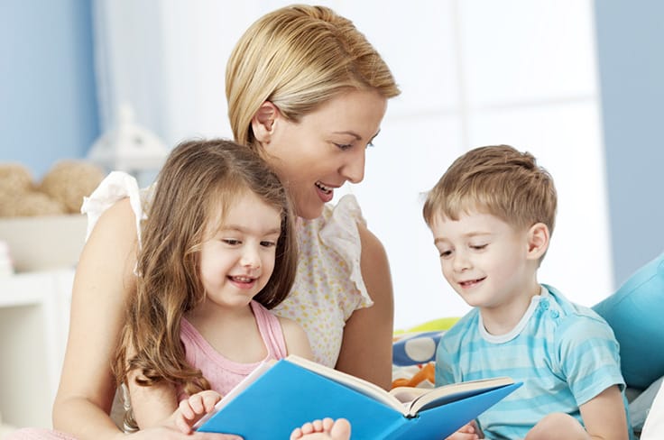 Nounou partageant un moment de lecture avec deux enfants joyeux