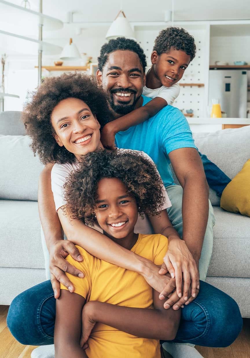 Famille profitant d’un moment en famille dans le salon avec leurs deux garçons