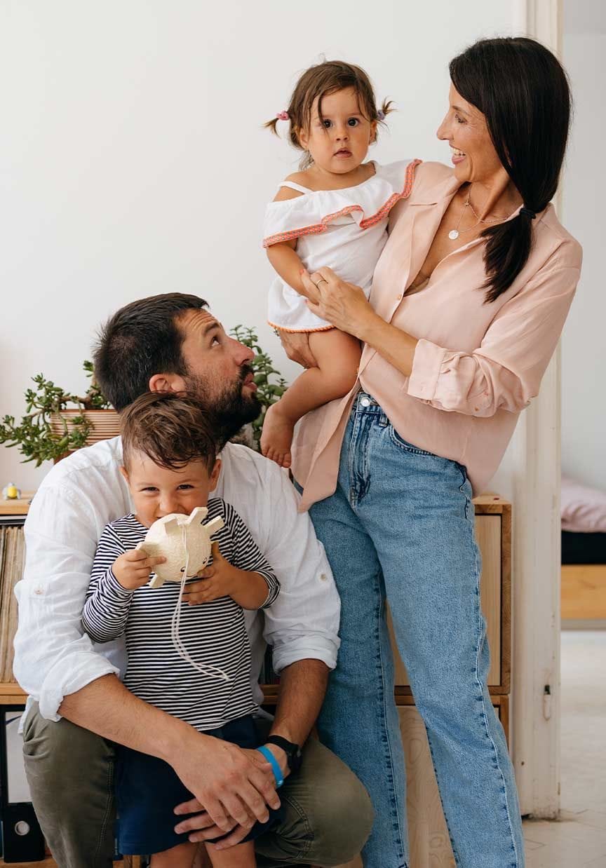 Famille profitant d’un moment en famille dans le salon avec leurs deux enfants