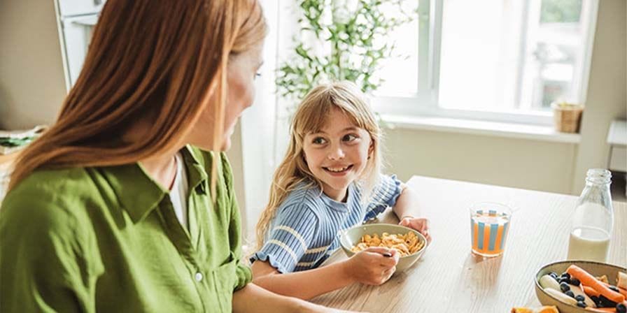 Nounou prend le petit-déjeuner avec une petite fille