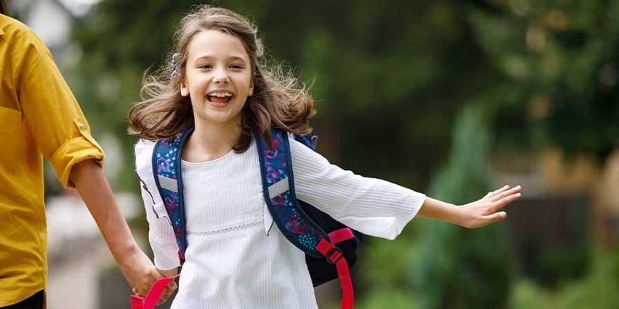 Petite fille joyeuse d'aller à l'école le matin avec sa nounou