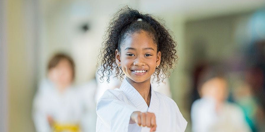 Petite fille métisse fait des arts martiaux