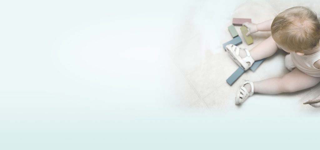 enfant-joue-jeux-construction